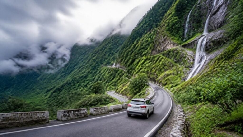 Scenic Sikkim mountain road on a Sikkim Darjeeling tour of 10 days