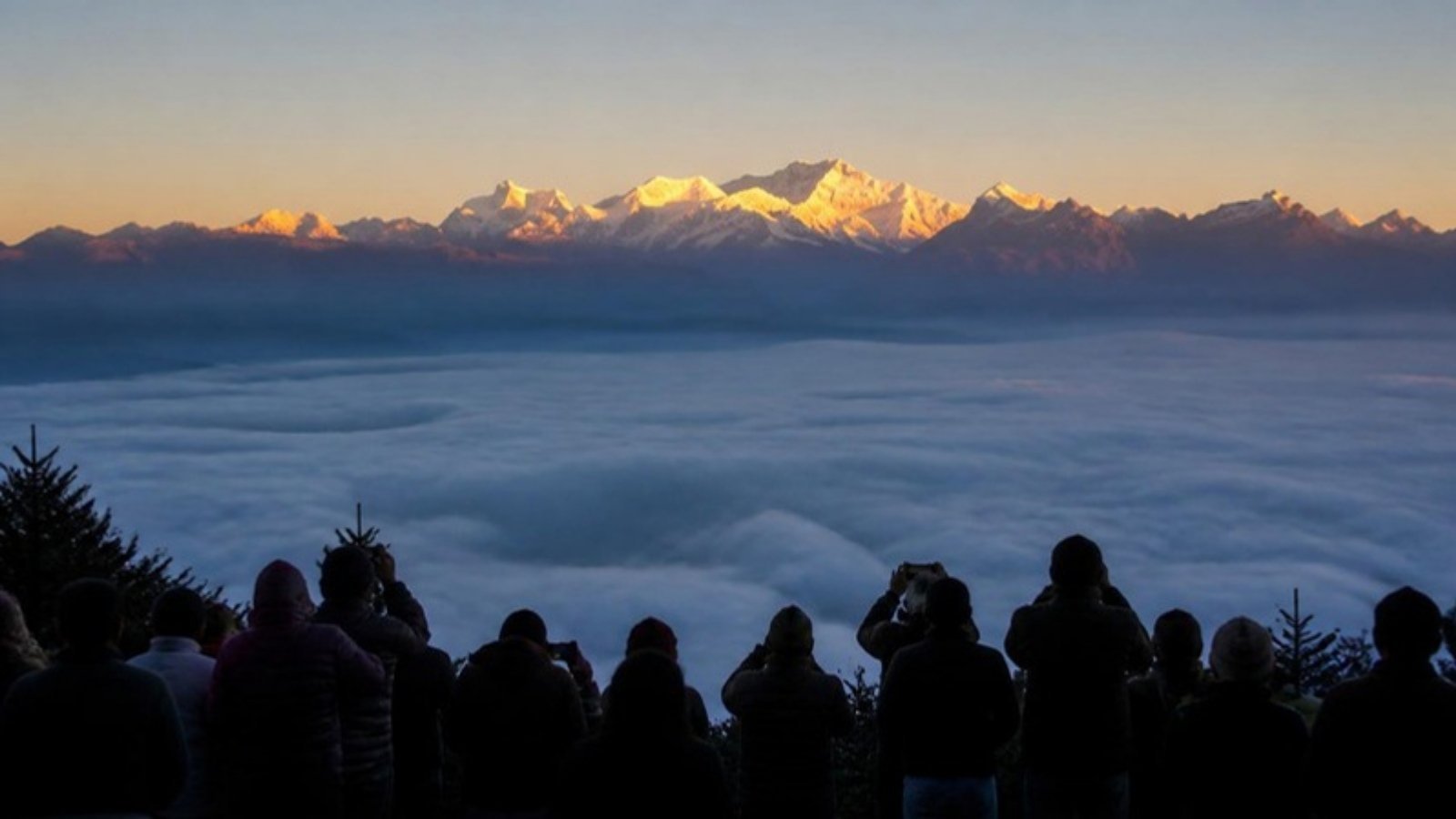Tiger Hill Darjeeling sunrise over Kanchenjunga and sea of clouds